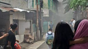 Warga Cawang Geger, Muncul Asap Hitam dari Rumah Warga di Permukiman Padat