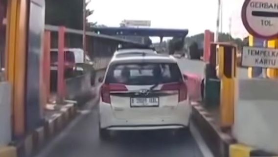 Police Are Looking For A White Calya Driver Who Broke Through The Depok Toll Carriage