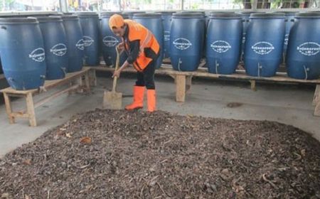 Petugas PPSU Palmerah Daur Ulang 3 Ton Sampah Menjadi Pupuk Kompos