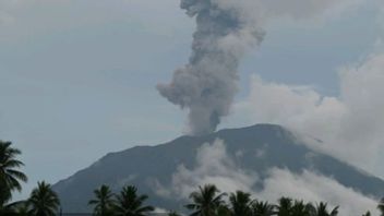 Gunung Ibu Semburkan Abu Vulkanik Setinggi 1.500 Meter