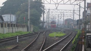 There Is A Repair Of The Goods Train Locomotive At The Ps Sunday Station During Office Hours, CommuterLine Accounts Are 'Dirujak' Warganet