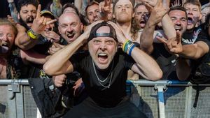 Lars Ulrich Cerita Metallica Kerap Kali Bayar Denda karena Penggemar Mencuri Alas Duduk di Area Konser