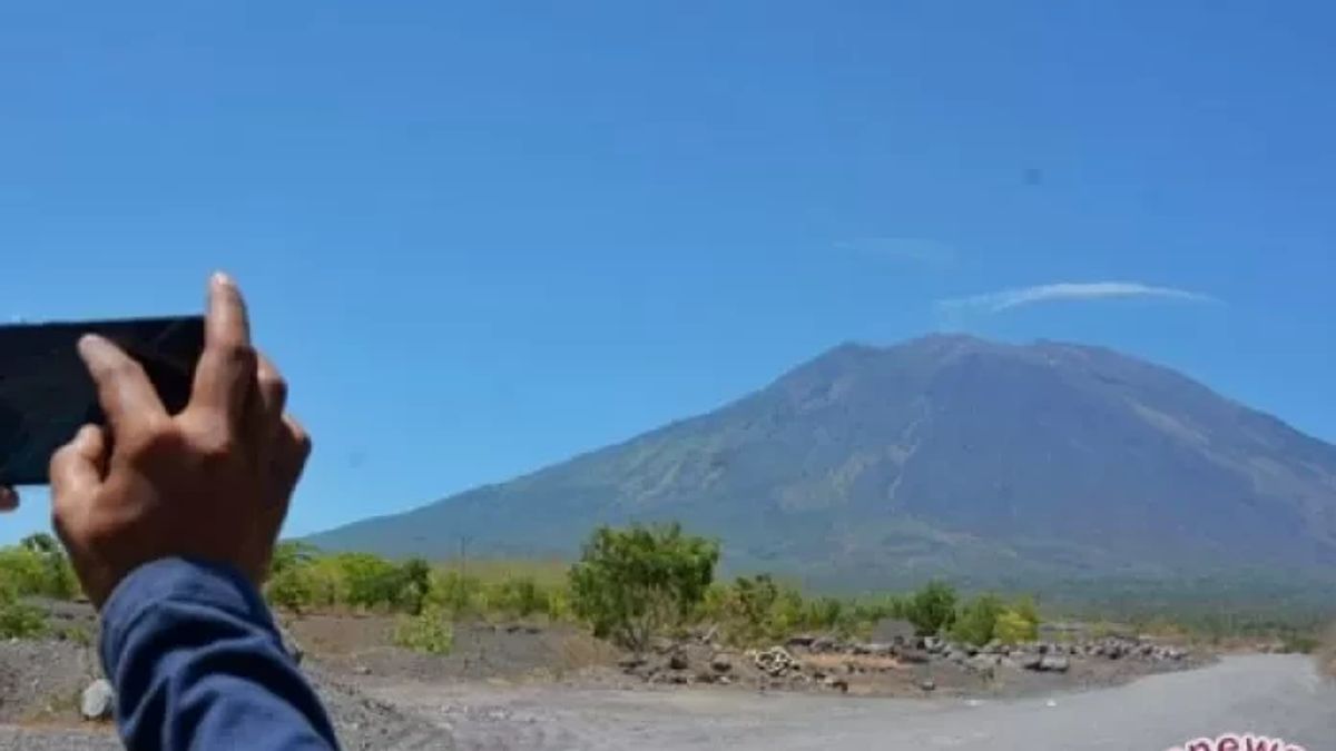 Bule Rusia Bikin Ulah Foto Pose Lepas Celana di Gunung Agung Bali Dicari Tim Imigrasi