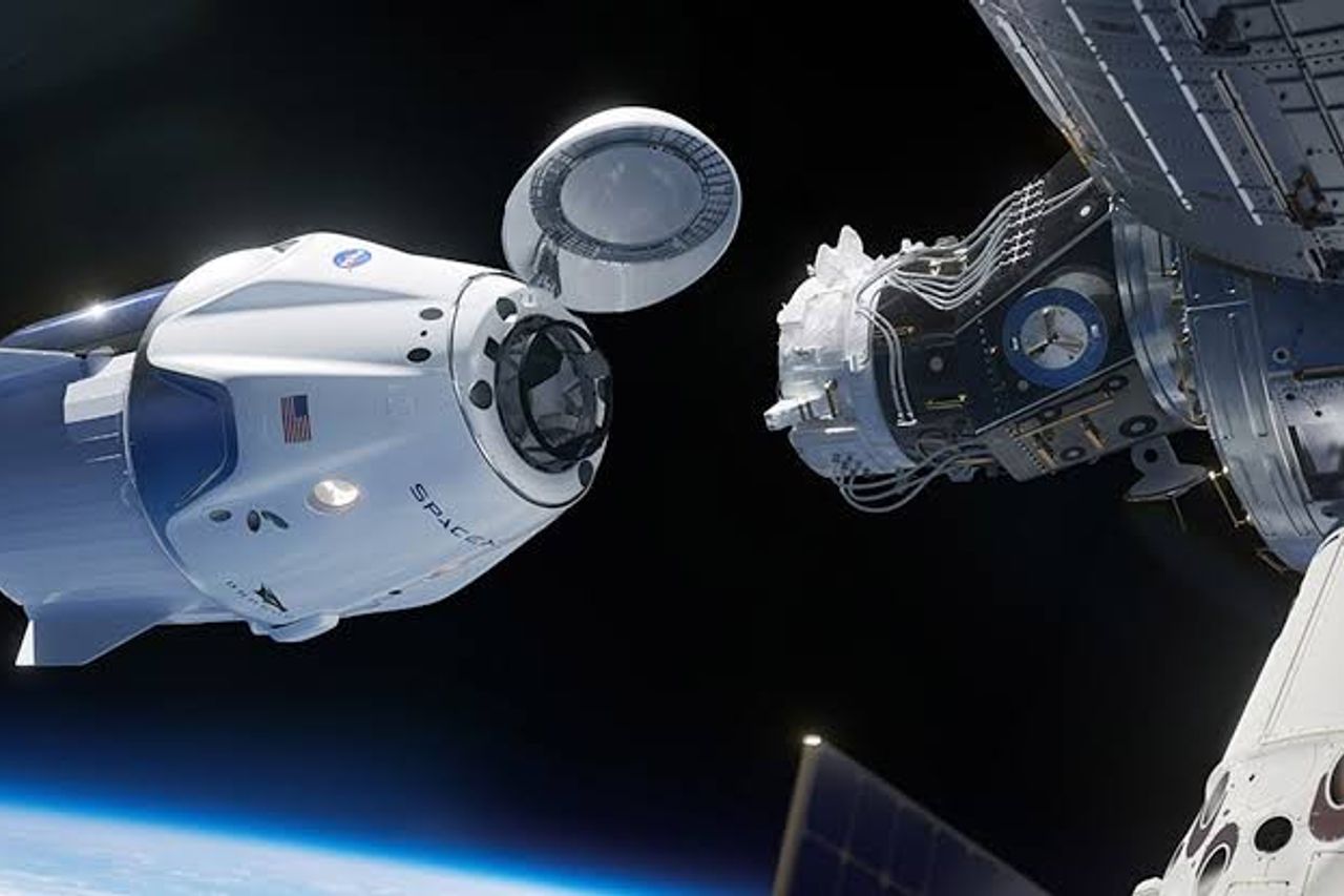 美国宇航局选择SpaceX发射货物支持首次女性登月任务