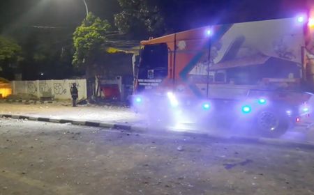 Situasi Kondusif Usai Bentrokan Pancoran, Truk Dulevo 6000 DKI Sisir Jalan