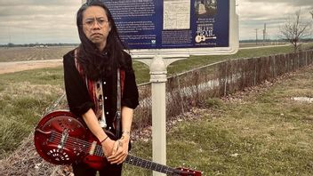 The Moment Adrian Adioetomo Makes Robert Johnson's Song In Front Of The Tomb Of The Legend Of The Delta Blues