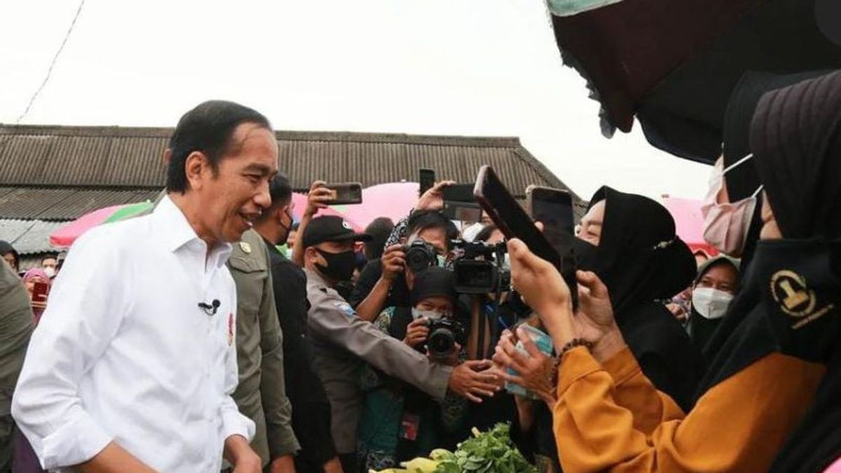 Ditemani Mensos Risma, Presiden Jokowi Kunjungi Pedagang di Pasar Baros Serang