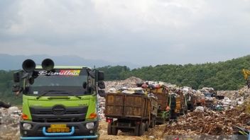DLH Bandung: لا يتم جمع 300 طن من النفايات كل يوم بسبب مشاكل المكب