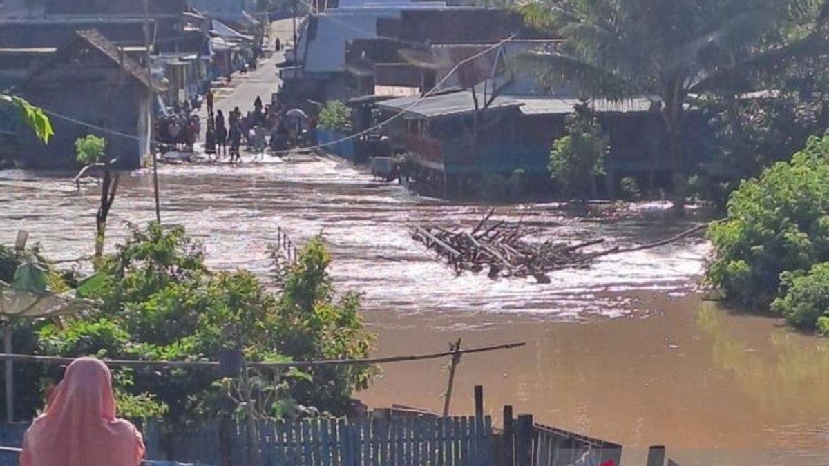 فيضان باندانغ وانهيار أرضي في سومباوا، فر عشرات السكان