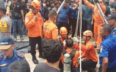 Tim SAR Evakuasi 4 Orang Terjebak di Dalam Sumur Beracun