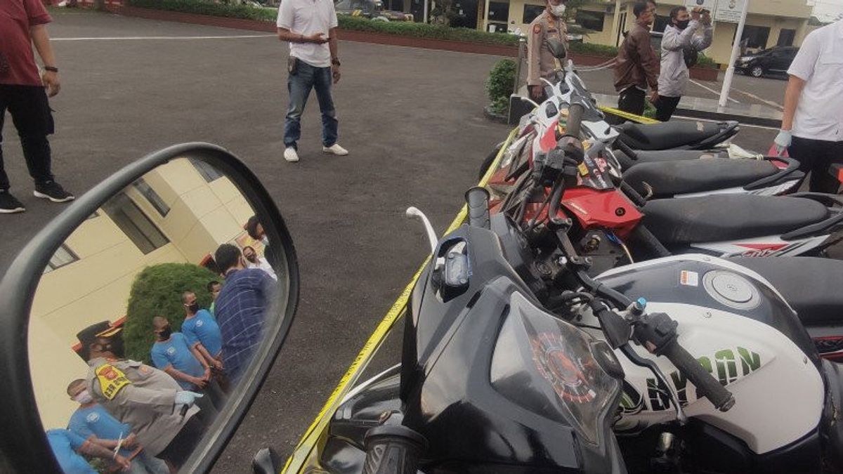 8 لصوص دراجة نارية في العمل مع البنادق لعبت في Cianjur القبض