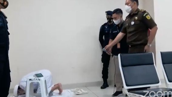 Rizieq Shihab Prays During The Trial, After Which He Remains Silent Without Responding To The Indictment