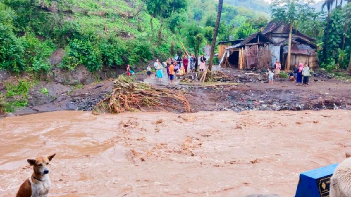 洪水はシトゥボンド、漂流橋、何百人もの孤立した住民を襲った