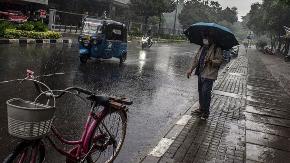 Hujan Seharian di Jakarta, Warga Pesisir dan Pengendara Diminta Waspada