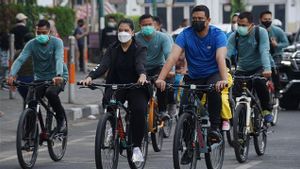  Lucunya Sedah Mirah Dibonceng Bobby Nasution Bersepeda di Medan