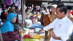 Jokowi Borong 5 Kg Cabai Hijau di Pasar Mendenrejo Blora