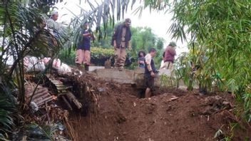 TPU Cikutra Bandung Longsor Akibat Hujan Deras, 4 Jenazah Hampir Terbawa Arus Sungai