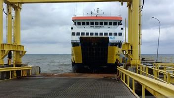KMP Dharma Kartika Sumenep Route Has Been Stuck for 2 Days, Unable to Sail Due to Bad Weather