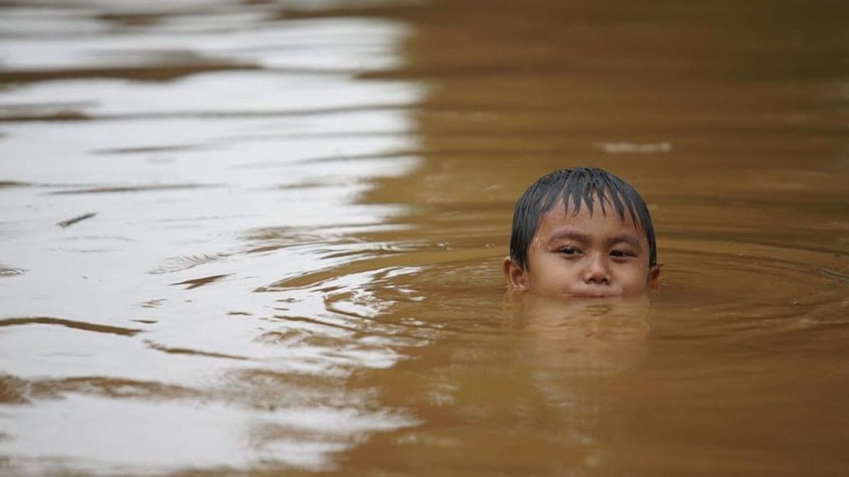 Meski Banjir di Cengkareng, Pemkot Jakarta Barat Pastikan Vaksinasi Anak Tetap Berjalan