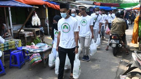 Ratusan Mahasantri Deklarasikan Dukungan Ganjar dengan Bagikan Sembako