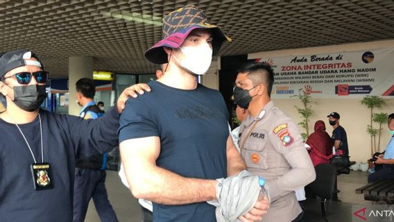 警察はブルガリアの白人を含む銀行リアウスキミングの3人の加害者をバタムに連れて行く