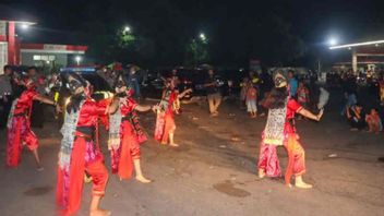 Bawakan Tari Topeng, Polisi Hibur Pengendara di SPBU Tegalkarang Cirebon