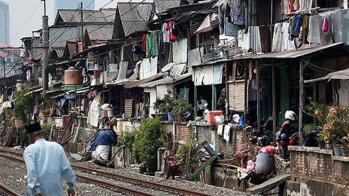 Kekayaan Pejabat Meningkat, Poster Minta Tolong Rakyat Miskin Ditarik Turun