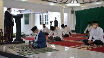宰牲节在办公室祈祷， 副总统马鲁夫 · 阿明和所有的朝圣者都戴着面具
