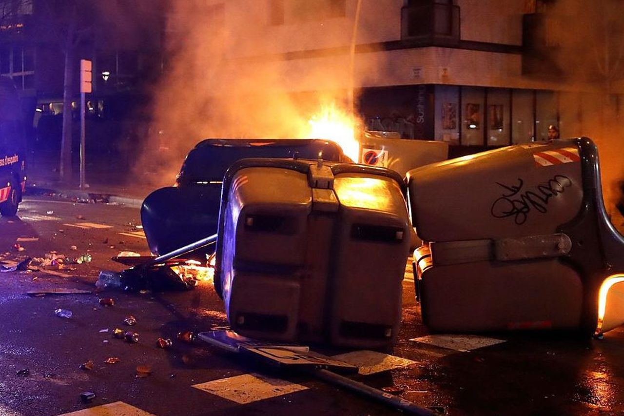 警察と抗議者の間の衝突はエルクラシコのダークサイドになります