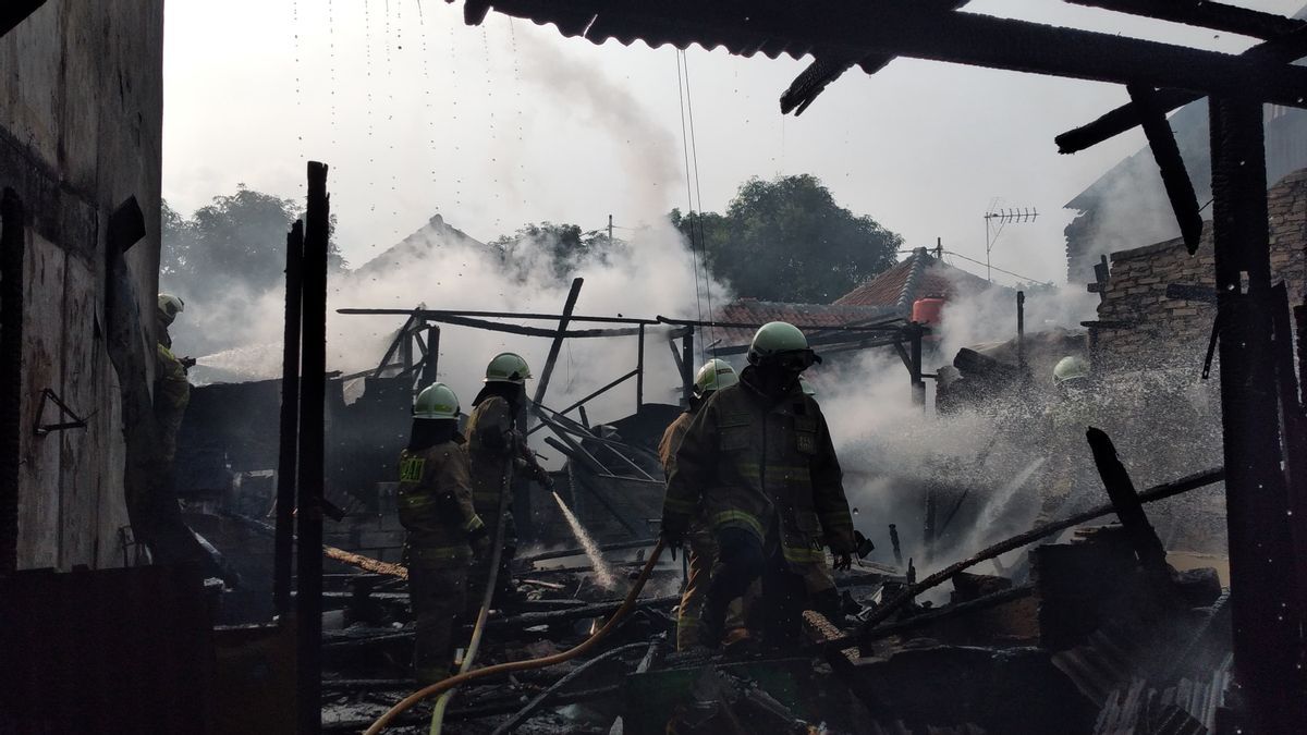 Au même moment, trois maisons à Sukabumi ont été incendiées dans différents endroits