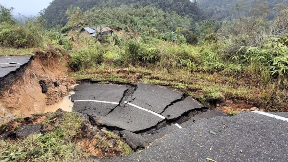 Empat Jorong di Palupuh Agam Terisolir Usai Tertimbun Longsor