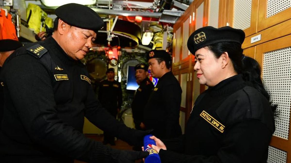 Jelang Pergantian Panglima TNI, KSAL Yudo Margono Berikan Puan Maharani Brevet Hiu Kencana