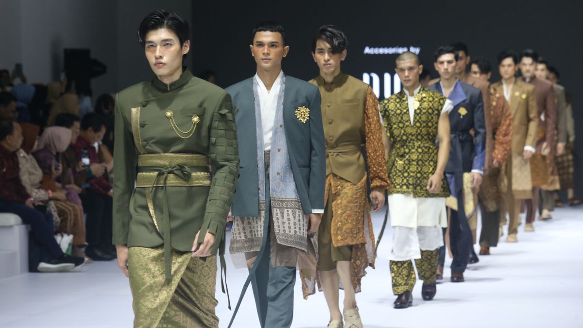 Motif Setir Nahkoda Kapal dan Burung Phoenix, Songket Palembang Menawan di JFW 2025