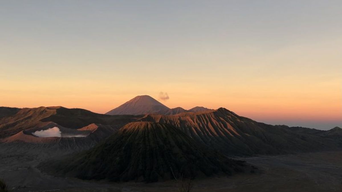 Fires In The Mount Semeru Area Have No Effect On Tourist Activities To Bromo