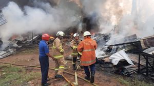 Lapak Rongsokan di Pasar Rebo Terbakar, 12 Unit Damkar Dikerahkan