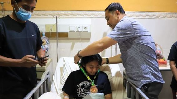 Shoulder Injury During Competition, Mayor Of Surabaya Meets Free Fighting Athlete Yulia Hardianti Putri In Jember