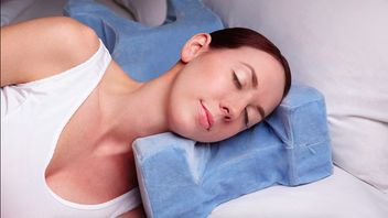 睡眠姿势可以引起面部皱纹，这是医生的解释