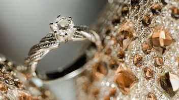 Voici 5 façons de distinguer les diamants authentiques et faux