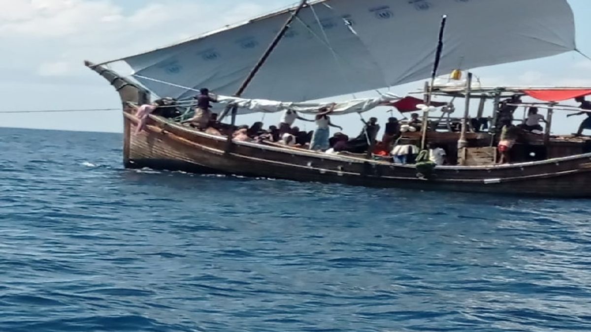 KRI Parang-647 التابعة للبحرية الإندونيسية تسحب قارب اللاجئين الروهينغا في مياه آتشيه