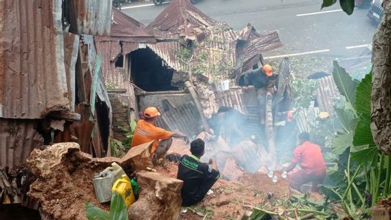 ガユールパダン急降雨が地盤沈下地を引き起こし、ティンパ3倒木住民の家