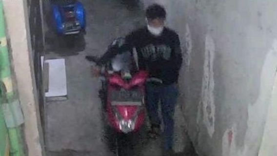 Recorded By CCTV, Thief Gang Gasaks Resident's Motorbike Towards Dawn