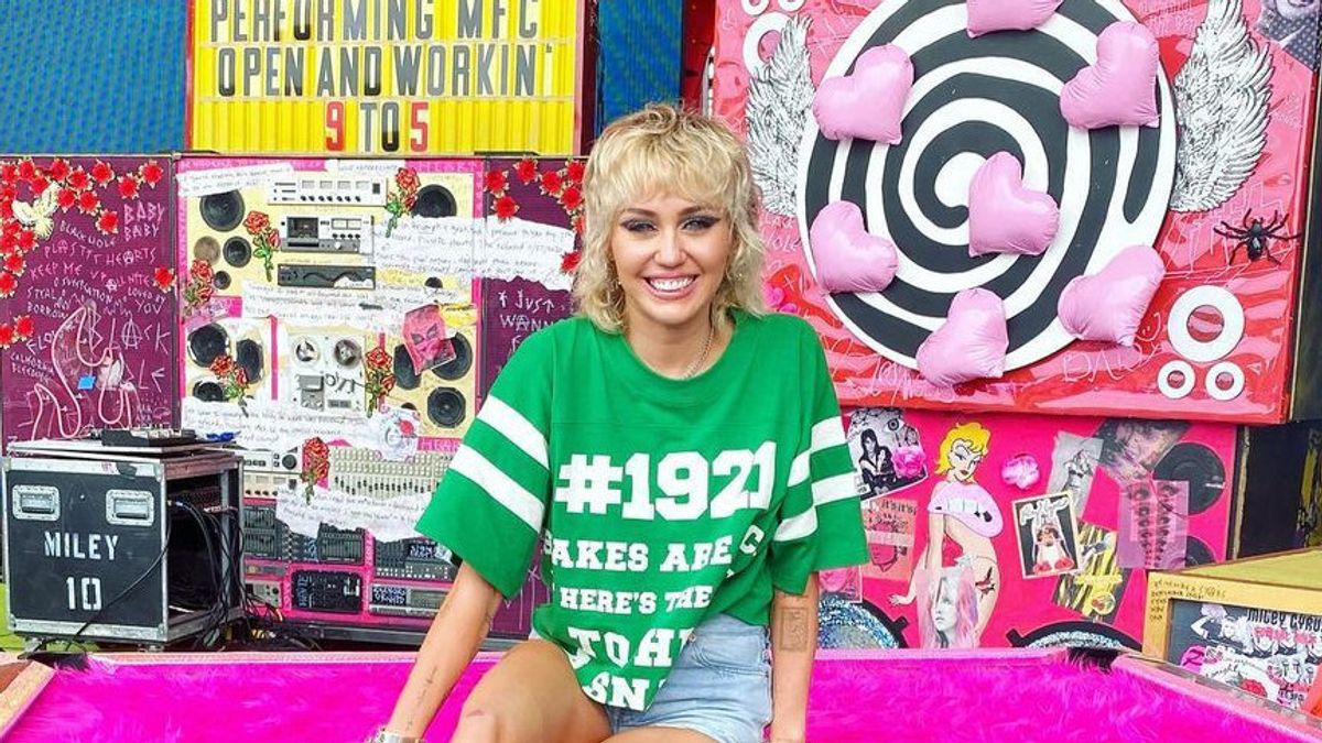 Miley Cyrus Celebrates 13 Years Of '7 Things' Release
