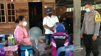 Asahan Police Holds COVID-19 Vaccination, Elderly Just Sit Back, Let Officers Come Home