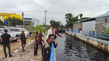 Après les inondations à Sampit Kalteng, le gouvernement de la régence de Kotim construit des tuiles et du drainase