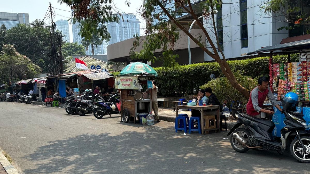 The Sidewalk Of Plaju Road And Kebon Melati River In Tanah Abang Is Controlled By Street Vendors