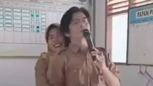 Viral Guru di Pandeglang Salahgunakan Smart TV Bantuan Presiden untuk Karaoke