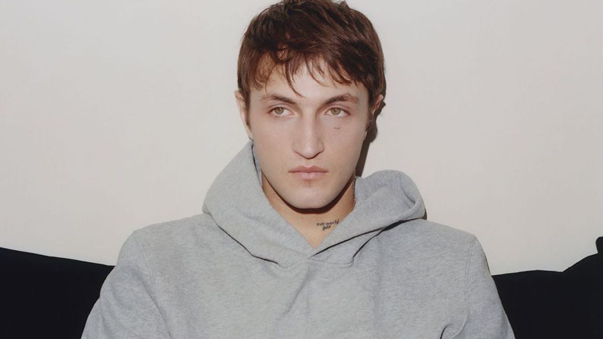 Tepis Pindah Agama, Portrait of Anwar Hadid Umrah di Bulan Sucici Ramadan