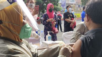 L’histoire Des Résidents De Bandarlampung Pendant 2 Semaines à La Recherche De Vaccins Autour Du Centre De Santé Mais Rien