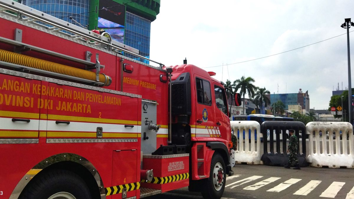 Dua Unit Mobil Damkar Dikerahkan ke Harmoni Terkait Penghalau Massa Demo Mahasiswa