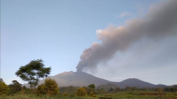 دينكيس بانيووانغي يحذر من مخاطر الرماد البركاني على الصحة
